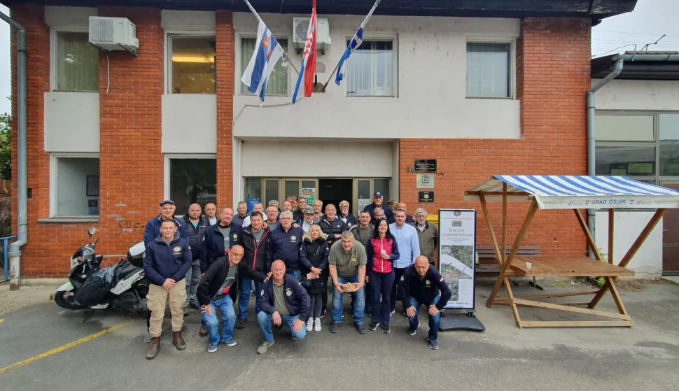 Udruga veterana 106. brigade Osijek obilježila je srijedu Danom otvorenih vrata na kojem su se družili s građanima, mladima, suborcima, svima onima koji slave pobjedu Hrvatske u Domovinskom ratu i čuvaju vrednote stvorene u krvi, uz velike žrtve.
