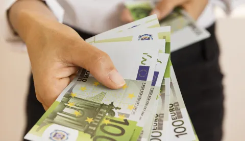 ilustracija korupcija mito novac politika gospodarstvo trgovina euro freepik