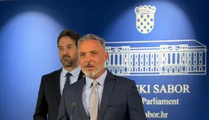 Klub zastupnika Mosta danas je upozorio na ozbiljne propuste unovom Pravilniku o zdravstvenim pregledima sporta&scaron;a, istaknuv&scaron;i kako se radi o propisu kojina papiru izgleda uredno, ali u praksi otvara niz problema za vi&scaron;e od 250 tisuća djece, njihoveobitelji i sportske klubove diljem Hrvatske, kao i za velik broj rekreativnih i profesionalnihsporta&scaron;a.