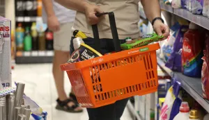 Osijek, 06. 08. 2025., Ulica J. J. Strossmayera, Studenac, trgovina, Studenac trgovina; kupovina; kupovna moć; inflacija; potro&scaron;ačka ko&scaron;arica; poskupljenje; namirnica; namirnice SNIMIO BRUNO JOBST