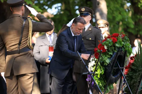 Oku?ani, 1.5.2026.- Sredi?nje obilje?avanje 31. obljetnice vojno-redarstvene operacije "Bljesak" polaganjem vijenaca i paljenjem svije?a kod spomen-obilje?ja "Kocka vedrine". Na slici Gordan Jandrokovi?. foto HINA/ ua