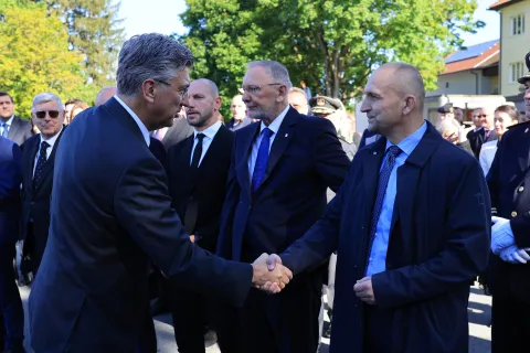 Oku?ani, 1.5.2026.- Sredi?nje obilje?avanje 31. obljetnice vojno-redarstvene operacije "Bljesak" polaganjem vijenaca i paljenjem svije?a kod spomen-obilje?ja "Kocka vedrine". Na slici Andrej Plenkovi?, Davor Bo?inovi? i Ivan Anu?i?. foto HINA/ ua