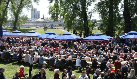 01.05.2026., Osijek - Gradonacelnik Osijeka Ivan Radic sa suradnicima sudjelovao je u tradicionalnoj podjeli graha povodom obiljezavanja Medunarodnog praznika rada. Photo: David Jerkovic/PIXSELL
