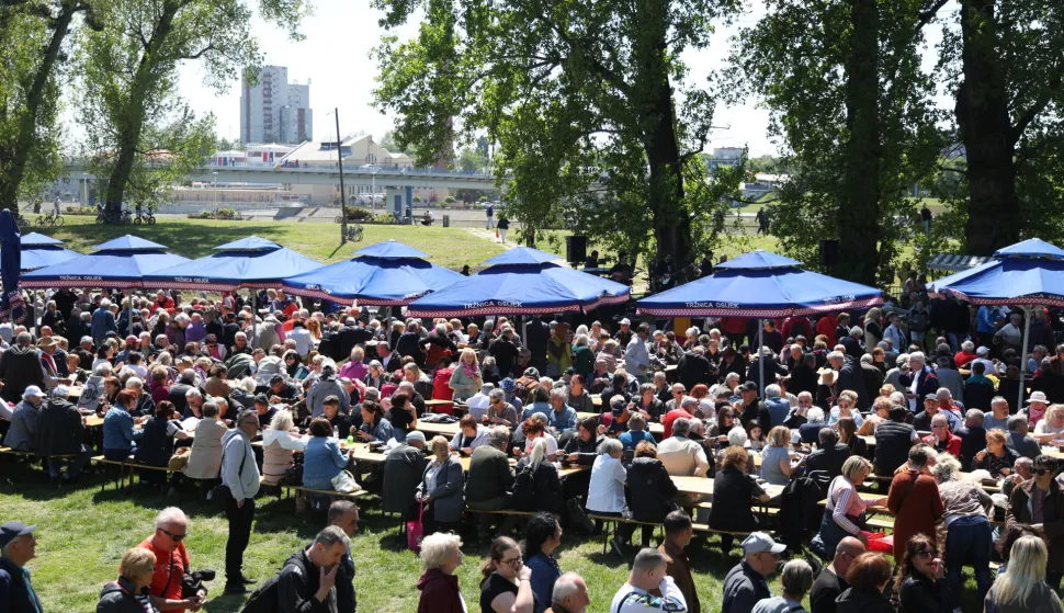 01.05.2026., Osijek - Gradonacelnik Osijeka Ivan Radic sa suradnicima sudjelovao je u tradicionalnoj podjeli graha povodom obiljezavanja Medunarodnog praznika rada. Photo: David Jerkovic/PIXSELL