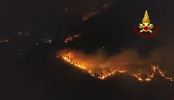 This photo taken and handout on May 1, 2026 by the Vigili del Fuoco, the Italian Corps. of Firefighters, show a major fire on Mount Faeta in the area between the provinces of Lucca and Pisa in the Tuscany region. (Photo by HANDOUT/Vigili del Fuoco/AFP)/RESTRICTED TO EDITORIAL USE - MANDATORY CREDIT "AFP PHOTO/Vigili del Fuoco" - HANDOUT - NO MARKETING NO ADVERTISING CAMPAIGNS - DISTRIBUTED AS A SERVICE TO CLIENTS
