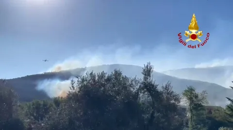 This photo taken and handout on May 1, 2026 by the Vigili del Fuoco, the Italian Corps. of Firefighters, shows a major fire on Mount Faeta in the area between the provinces of Lucca and Pisa in the Tuscany region. (Photo by HANDOUT/Vigili del Fuoco/AFP)/RESTRICTED TO EDITORIAL USE - MANDATORY CREDIT "AFP PHOTO/Vigili del Fuoco" - HANDOUT - NO MARKETING NO ADVERTISING CAMPAIGNS - DISTRIBUTED AS A SERVICE TO CLIENTS