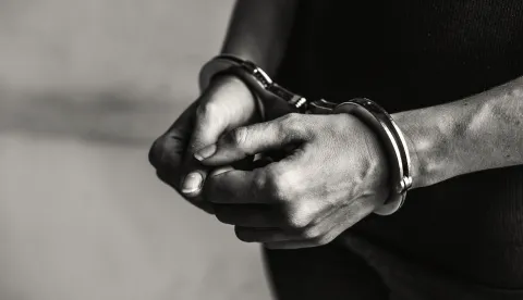 Criminal in handcuffsilustracija, zatvor, kriminal, lisice, re&scaron;etke, žena u zatvoru, presuda, ogradafreepik