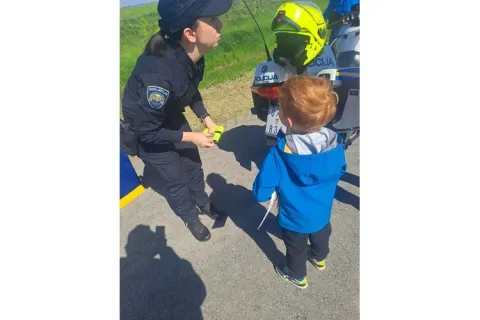 Policija na &Scaron;ećeranskom jezeru učila djecu sigurnoj vožnji, isprobali i "pijane naočale"PP Beli Manastir, edukacija, sigurno u prometu, svibanj 2026