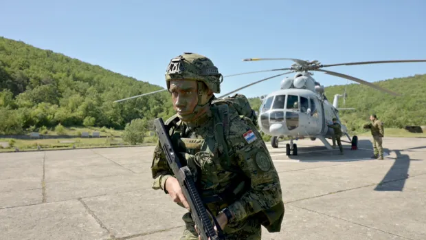 Zagreb, 2.5.2026.- Ro?nici na temeljnom vojnom osposobljavanju (TVO) sudjelovali su u uvje?bavanju transporta helikopterom Hrvatskog ratnog zrakoplovstva (HRZ), priop?ilo je u subotu Ministarstvo obrane (MORH), prenose?i i dojmove ro?nika kojima je to bilo jedinstveno i nezaboravno iskustvo. Obuka ro?nika zna?ajno je oboga?ena potporom HRZ-a ?ijim je helikopterima Mi-171Sh provedeno prebacivanje dijela snaga na izdvojene lokacije, navodi MORH. foto HINA/ MORH/ M. Mo?et/ ua