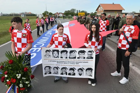 Borovo, 2.5.2026.- Sve?ani program obilje?avanja 35. obljetnice stradavanja dvanaestorice hrvatskih redarstvenika zapo?eo je na ulazu u Borovo kod "12 ?empresa" dono?enjem zastave RH i njenim podizanjem. Nakon toga okupljeni su u mimohodu krenuti prema Spomen obilje?ju poginulim hrvatskim redarstvenicima u sredi?tu Borova. Sve?ano obilje?avanje nastavljeno je polaganjem vijenaca i paljenjem svije?a kod Spomen obilje?ja. foto HINA/Gordan Pani?/ gp