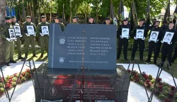 Borovo, 2.5.2026.- Sve?ani program obilje?avanja 35. obljetnice stradavanja dvanaestorice hrvatskih redarstvenika zapo?eo je na ulazu u Borovo kod "12 ?empresa" dono?enjem zastave RH i njenim podizanjem. Nakon toga okupljeni su u mimohodu krenuti prema Spomen obilje?ju poginulim hrvatskim redarstvenicima u sredi?tu Borova. Sve?ano obilje?avanje nastavljeno je polaganjem vijenaca i paljenjem svije?a kod Spomen obilje?ja. foto HINA/Gordan Pani?/ gp