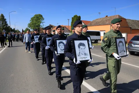 Borovo Selo, 2.5.2026.- Polaganjem vijenaca i paljenjem svije?a podno Spomen obilje?ja u sredi?tu mjesta, u Borovu nedaleko Vukovara u subotu se obilje?ava 35. obljetnica ubojstva 12 pripadnika vinkova?ke Specijalne policije. foto HINA/ ua