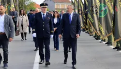 Borovo Selo, 2.5.2026.- Polaganjem vijenaca i paljenjem svije?a podno Spomen obilje?ja u sredi?tu mjesta, u Borovu nedaleko Vukovara u subotu se obilje?ava 35. obljetnica ubojstva 12 pripadnika vinkova?ke Specijalne policije. Na slici glavni ravnatelj policije Nikola Milina i ministar unutarnjih poslova Davor Bo?inovi?. foto HINA/ ua