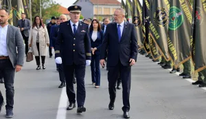 Borovo Selo, 2.5.2026.- Polaganjem vijenaca i paljenjem svije?a podno Spomen obilje?ja u sredi?tu mjesta, u Borovu nedaleko Vukovara u subotu se obilje?ava 35. obljetnica ubojstva 12 pripadnika vinkova?ke Specijalne policije. Na slici glavni ravnatelj policije Nikola Milina i ministar unutarnjih poslova Davor Bo?inovi?. foto HINA/ ua