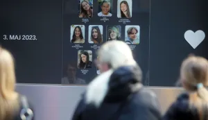 Beograd, 3.5.2026.- Beogra?ani u nedjelju u mimohodu pola?u cvije?e, pale svije?e i upisuju se u knjigu sje?anja ispred beogradske Osnovne ?kole "Vladislav Ribnikar" u kojoj je 2023. godine u?enik iz o?eva pi?tolja ubio devetero svojih ?kolskih kolega i za?titara. foto HINA/ FoNet/ Aleksandar Barda/ ua