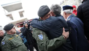 03.05.2022., Sarajevo, Bosna i Hercegovina - 30. godisnjica ratnih dogadjaja u nekadasnjoj Dobrovoljackoj ulici, kao jedan od kljucnih datuma i dogadjaja u odbrani Sarajeva tijekom agresije na BiH. Udruzenje boraca 'Zelene beretke' danas su na mostu Drvenija odali pocast svojim saborcima koji su dali zivote za odbranu Sarajeva. Nakon sto su patriote obrane Sarajeva i BiH polozili cvijece i odali pocast borcima Armije RBiH u bivsoj Dobrovoljackoj ulici, na isto mjesto stigla je i delegacija iz RS. Photo: Armin Durgut/PIXSELL