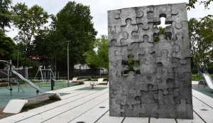 23.08.2022., Slavonski Brod - Memorijalni park i spomen obiljezje "Prekinuto djetinjstvo" podignuti su u znak sjecanja na 402 djeteta poginula u Domovinskom ratu u Hrvatskoj. Spomen-obiljezje podignuto je na inicijativu Zajednice udruga hrvatskih civilnih stradalnika Domovinskog rata, a nastao je prema idejnom rjesenju Petra Dolica i Petre Toncic Lipovscak. Simbolizira slagalicu s dvije praznine koje predstavljaju nedovrsenu djecju igru, mladost i prekinute zivote za ciju preranu smrt jos uvijek nitko nije odgovarao. Izbor mjesta pijeteta ima uporiste u tuznoj cinjenici da je u Slavonskom Brodu tijekom 1991. i 1992. godine od srbo-cetnickih pojektila smrtno stradalo cak 28 najnevinijih zrtava rata. Gotovo cijeli jedan razred. Photo: Ivica Galovic/PIXSELL