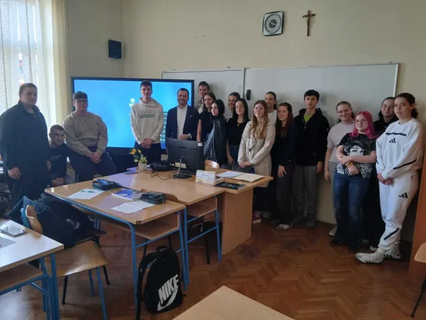 Biv&scaron;i učenik Gimnazije u Županji &scaron;koli darovao displaye
