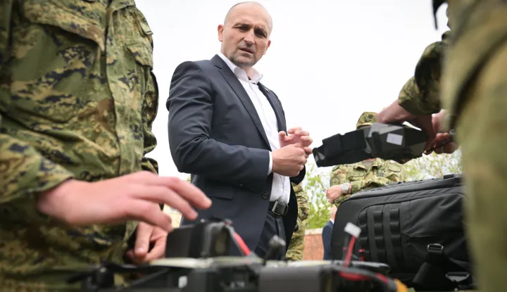 Knin, 21.4.2026.- Potpredsjednik Vlade i ministar obrane Ivan Anu?i? posjetio je u utorak ro?nike na temeljnom vojnom osposobljavanju (TVO) u Kninu te obi?ao radove na pro?irenju smje?tajnih kapaciteta vojarne "General Andrija Matija?-Pauk" jer ?e se u njoj ve? od 18. svibnja pove?ati broj ro?nika na obuci. foto HINA/ F. Klen/ ua