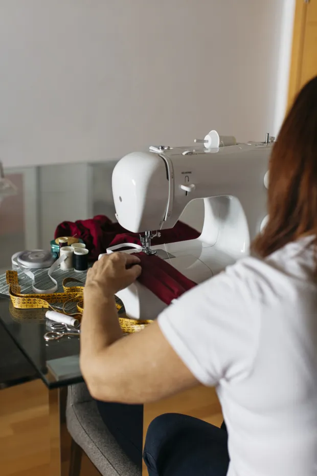 rabljena odjeća &scaron;ivanje elektronika kamera fotoaparat ilustracija