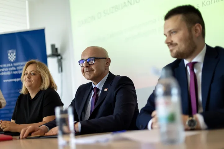 Zagreb, 4.5.2026 - Ministar rada, mirovinskoga sustava, obitelji i socijalne politike Alen Ružić održao je konferenciju za medije na kojoj je predstavio Nacrt prijedloga Zakona o izmjenama i dopunama Zakona o suzbijanju neprijavljenoga rada, s Konačnim prijedlogom zakona. Na slici Anita Zirdum, Alen Ružić i Ivan Vidi&scaron;.Foto Hina/ Dario GRZELJ/ dag