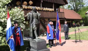 Kumrovec, 4.5.2026.- U Kumrovcu je u ponedjeljak obilje?ena 46. obljetnica smrti Josipa Broza Tita, nekada?njeg predsjednika Socijalisti?ke Federativne Republike Jugoslavije, vo?e antifa?isti?kog pokreta i jednog od osniva?a Pokreta nesvrstanih. Komemoracija je i ove godine odr?ana uz njegovu rodnu ku?u, a u znak sje?anja na trenutak njegove smrti 1980. godine, u 15,05 sati ogla?ena je sirena, nakon ?ega su sudionici komemoracije minutom ?utnje odali po?ast. foto HINA/ Sini?a KALAJD?IJA/ ua