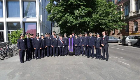 Svečano obilježavanje Dana vatrogastva, koji se u Republici Hrvatskoj obilježava na spomendan svetog Florijana, započelo je polaganjem vijenca i paljenjem svijeća pred spomenikom Gjure Stjepana Deželića, oca hrvatskog vatrogastva.