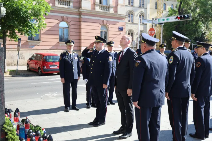 Svečano obilježavanje Dana vatrogastva, koji se u Republici Hrvatskoj obilježava na spomendan svetog Florijana, započelo je polaganjem vijenca i paljenjem svijeća pred spomenikom Gjure Stjepana Deželića, oca hrvatskog vatrogastva.