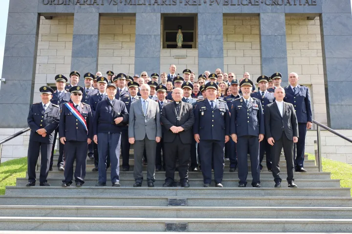 Svečano obilježavanje Dana vatrogastva, koji se u Republici Hrvatskoj obilježava na spomendan svetog Florijana, započelo je polaganjem vijenca i paljenjem svijeća pred spomenikom Gjure Stjepana Deželića, oca hrvatskog vatrogastva.