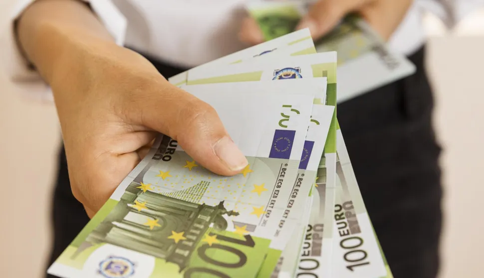 ilustracija korupcija mito novac politika gospodarstvo trgovina euro freepik