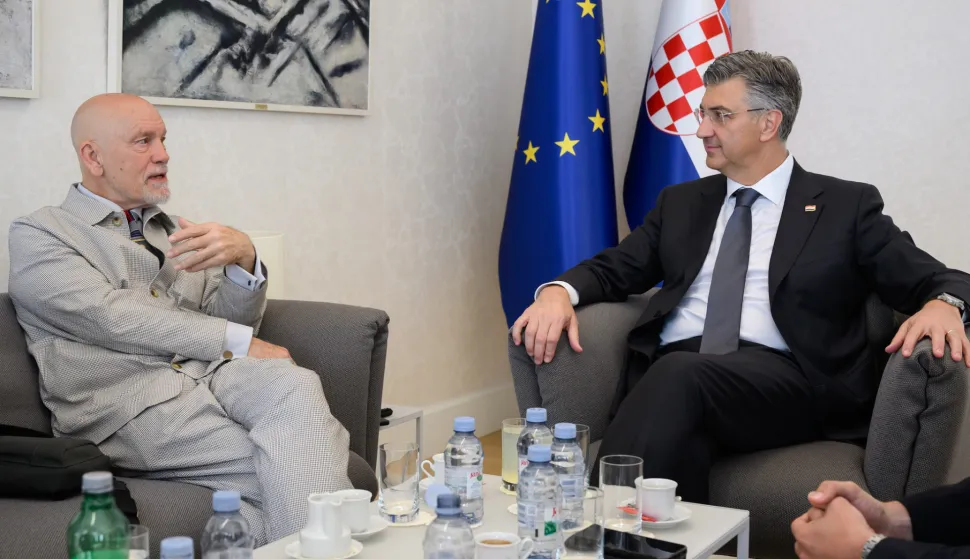 Premijer Andrej Plenković primio je u utorak slavnog američkog glumca Johna Malkovicha u Banskim dvorima i poručio da mu je drago &scaron;to njeguje hrvatske korijene. 
