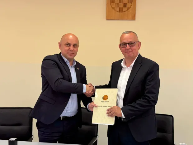 Ivan bosančić uručio darovni ugovor Anti Gutiću (desno)foto: VSŽ