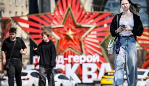 People walk past a decoration at Poklonnaya Hill in western Moscow on May 6, 2026, few days ahead of the Victory Day military parade, to be held at Red Square on May 9. Russia declared on May 4 a unilateral ceasefire with Ukraine between May 8-9, when Moscow marks its annual World War II Victory Day commemorations, and threatened a "massive missile strike" on Kyiv if Ukraine violated it. (Photo by Alexander NEMENOV/AFP)