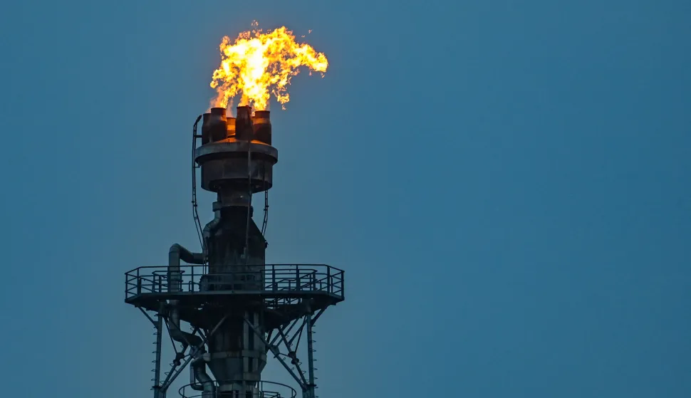 04 May 2022, Brandenburg, Schwedt: Surplus gas is burned on the industrial site of PCK-Raffinerie GmbH. Crude oil from Russia arrives at the oil refinery via the "Friendship" pipeline. The Russian energy company Rosneft took over a large part of the refinery last year. Rosneft is Russia's largest oil producer. According to its own information, the plant in the Uckermark region processes 12 million tons of crude oil annually, making it one of the largest processing sites in Germany. Photo: Patrick Pleul/dpa Photo: Patrick Pleul/DPA