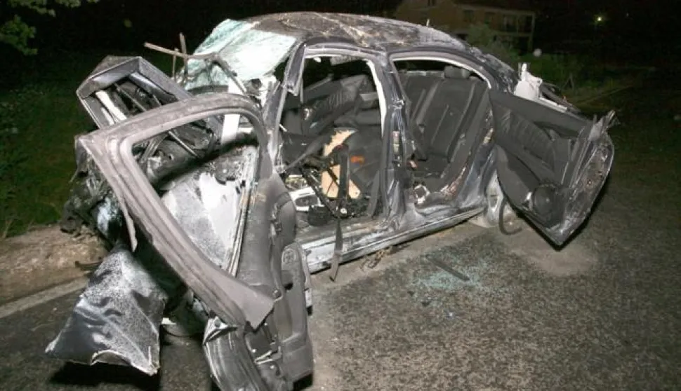 Bonjaci, 31.07.2007 - Tri su osobe poginule a jedna teko ozlijeđena u prometnoj nesreći koja se sinoć oko 19,30 sati dogodila na izlasku iz mjesta Bonjaci u pravcu upanje.foto FaH