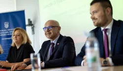 Zagreb, 4.5.2026 - Ministar rada, mirovinskoga sustava, obitelji i socijalne politike Alen Ružić održao je konferenciju za medije na kojoj je predstavio Nacrt prijedloga Zakona o izmjenama i dopunama Zakona o suzbijanju neprijavljenoga rada, s Konačnim prijedlogom zakona. Na slici Anita Zirdum, Alen Ružić i Ivan Vidi&scaron;.Foto Hina/ Dario GRZELJ/ dag