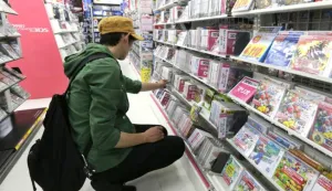 epa04736401 A customer checks game software for the world's largest video game company Nintendo Co., Ltd.'s gaming console Nitendo 3DS, at a discount chainstore in Tokyo, Japan, 07 May 2015. Nintendo posted on 07 May a group operating profit of 24.77 billion yen (about 207.5 million US dollar) for the 2014 fiscal year ending on 31 March, 2015, their first operating profit in four years. EPA/KIMIMASA MAYAMA