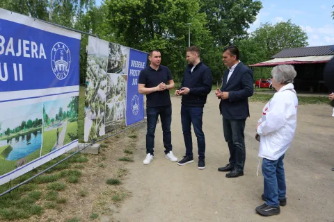 Osijek, 09. 05. 2026, Bajer, Jug 2. Obilazak početka radova na uređenju Sportsko - rekreacijskog centra Bajer na Jugu 2. Igor Pandžić, Ivan Radić, Željko Kovačević i Sofija Majić.snimio GOJKO MITIĆ
