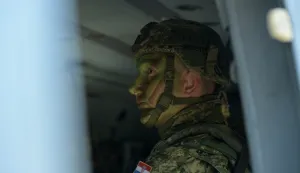 Zagreb, 2.5.2026.- Ro?nici na temeljnom vojnom osposobljavanju (TVO) sudjelovali su u uvje?bavanju transporta helikopterom Hrvatskog ratnog zrakoplovstva (HRZ), priop?ilo je u subotu Ministarstvo obrane (MORH), prenose?i i dojmove ro?nika kojima je to bilo jedinstveno i nezaboravno iskustvo. Obuka ro?nika zna?ajno je oboga?ena potporom HRZ-a ?ijim je helikopterima Mi-171Sh provedeno prebacivanje dijela snaga na izdvojene lokacije, navodi MORH. foto HINA/ MORH/ M. Mo?et/ ua