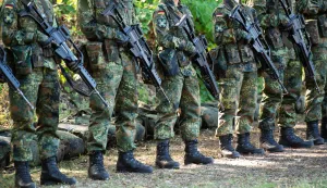 FILED - 24 July 2019, Lower Saxony, Celle: Soldiers stand during the visit of the then German Defense Minister Kramp-Karrenbauer, the Sergeant/NCO Candidate Battalion 2 during an exercise with G36 rifles. To deter Russia, Germany plans to keep 35,000 soldiers on very high readiness in the future. The point is to back up NATO's new defense plans with concrete forces, Defense Minister Pistorius said Thursday on the sidelines of a NATO meeting in Brussels. Photo: Christophe Gateau/dpa Photo: Christophe Gateau/DPA
