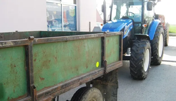 Otkriven 19-godi&scaron;njak koji je ukrao traktor, o&scaron;tetio zemlji&scaron;ta i sletio u Staru Dravupolicija  traktor 28.03.2023. 10:23Izvor: HinaOSIJEK, 28. ožujka 2023. (Hina) - 
