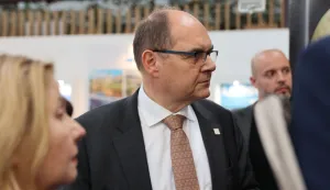 Mostar, 14.4.2026.- U Mostaru je u utorak sve?ano otvoren 27. Me?unarodni sajam gospodarstva na kojem ?e se do 18. travnja predstaviti oko 900 izlaga?a iz 27 zemlja. Na slici visoki predstvanik me?unarodne zajednice za BiH Christian Schmidt. foto HINA/ FENA/ Mateo Marinovi?/ ua