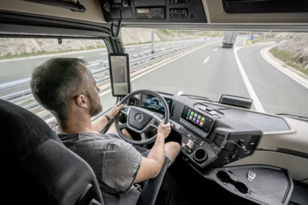 Mercedes-Benz Actros 1863 LS 4x2, Interieur, L-Fahrerhaus, SoloStar Concept, GigaSpace, OM 473 Euro VI mit 460 kW (625 PS), 15,6 L Hubraum, 12-Gang Mercedes PowerShift 3, Active Brake Assist 5, Abstandshalte-Assistent, Verkehrszeichen-Assistent, Spurhalte-Assistent, Stabilit&auml;tsregel-Assistent, Aufmerksamkeits-Assistent, Active Drive Assist, MirrorCam, Multimedia Cockpit interactive, Predictive Powertrain Control mit Erweiterung um Interurban, BiXenon-Scheinwerfer. Mercedes-Benz Actros 1863 LS 4x2, Interior, L-Cab, SoloStar Concept, GigaSpace, OM 473 Euro VI rated at 460 kW/625 hp, displacement 15.6 l, 12-speed Mercedes PowerShift transmission 3, Active Brake Assist 5, Proximity Assist, Traffic-Sign-Recognation-Assist, Lane Keeping Assist, Stability Assist, Attention Assist, Active Drive Assist, MirrorCam, Multimedia Cockpit interactive, Predictive Powertrain Control with extension Interurban, BiXenon headlamps. 