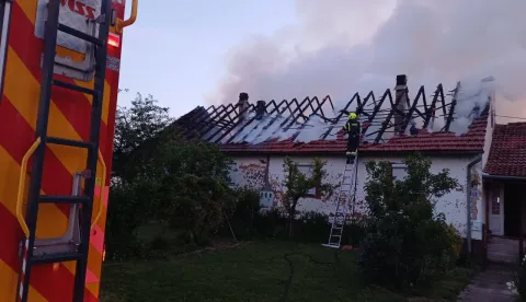 Požar krovi&scaron;ta na dvije kuće u Osječkoj ulici u Požegi
