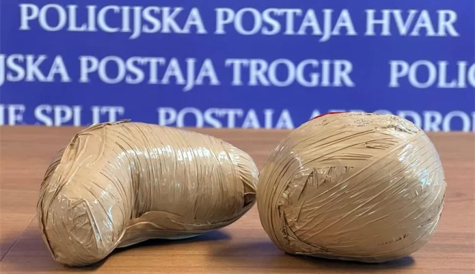 SPLIT, 12. svibnja 2026. (Hina) - Solinska policija uhitila je 49-godi&scaron;njaka kojemu je, nakon poku&scaron;aja bijega električnim romobilom, ispalo ne&scaron;to vi&scaron;e od kilograma heroina, izvijestila je Policijska uprava splitsko-dalmatinska.
