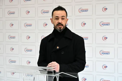 Vukovar, 21.03.2026. - Predsjednik Domovinskog pokreta Vukovar Dario Ti&scaron;ov održao tiskovnu konferenciju u prostorijama stranke. Tema konferencije je novi Dom za starije i nemoćne u zgradama internata u Borovu naselju.foto HINA/Gordan Panić
