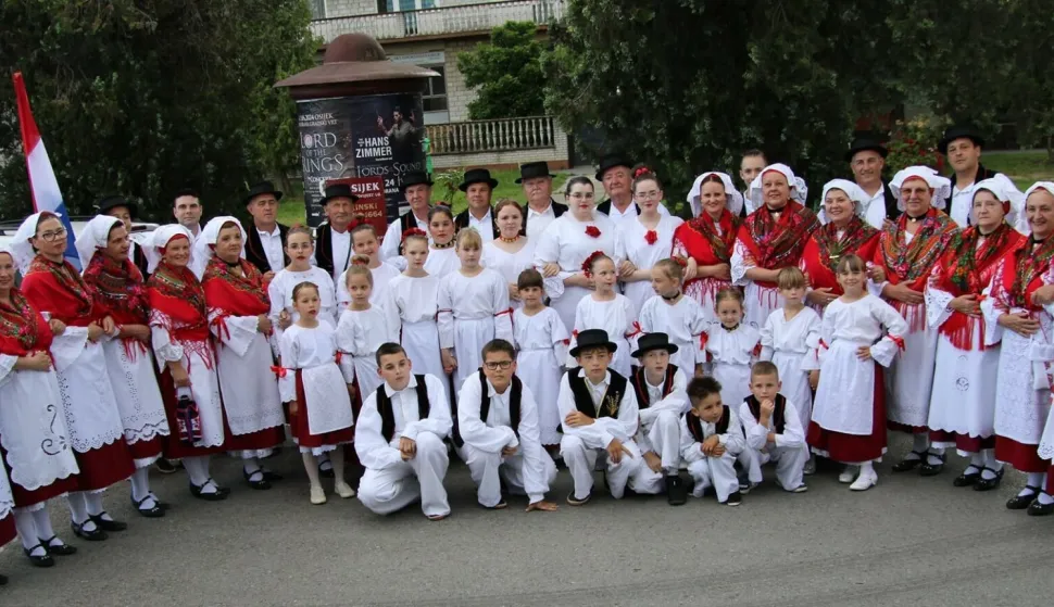 KUD JOSIPOVAC6. MSF "Pokraj Drave tri su đerma stara"U petak, 31. svibnja 2024. godine održana je 6. Međunarodna smotra folklora "Pokraj Drave tri su đerma stara" u organizaciji KUD-a Josipovac pod pokroviteljstvom Grada Osijeka u sklopu obilježavanja 70 godina Nogometnog kluba "Radnik" Josipovac koje je sadržavalo prijateljske nogometne utakmice, fi&scaron;ijadu i koncert Stjepana Jer&scaron;eka &Scaron;tefa. Smotra je počela svečanim mimohodom folklora&scaron;a u narodnim no&scaron;njama od Hrvatskog doma Josipovac do igrali&scaron;ta Sportskog centra Josipovac gdje je izveden kulturno-umjetnički i zabavni program koji je održao Original band. Svečanosti je nazočio i Mario Opačak iz Upravnog odjela za dru&scaron;tvene djelatnosti Grada Osijeka a podr&scaron;ku u organizaciji pružio je Unikom Osijek, Mjesni odbor Josipovac i brojni volonteri. Sudionici su bili Zavičajni klub "Zagorec" Josipovac, KUD "Nikola &Scaron;ubić Zrinski" Petrijevci, Zavičajni klub Ličana "Gacka" Bizovac, KUD "Cvetlinski zvon" Cvetlin (Općina Bednja, Varaždinska županija), OKUD "Ivo Lola Ribar" Sonta (Općina Apatin, pokrajina Vojvodina, Republika Srbija), KUD "Puračić" Puračić (Općina Lukavac, Tuzlanska županija, Bosna i Hercegovina) te HKUD "Sveti Marko" Vionica (Općina Čitluk, Hercegovačko-neretvanska županija, Bosna i Hercegovina). KUD Josipovac ovim razvija pozitivan odnos prema tradicijskim, plesnim i glazbenim vrijednostima te narodnoj no&scaron;nji a potvrđuje i da je Osijek multietničan, multikonfesionalan i multikulturalan grad. Foto i tekst: KUD Josipovac