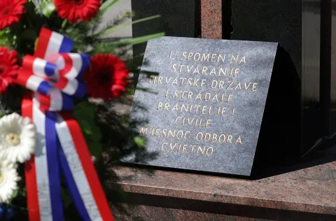 Osijek, 09. 05. 2026., Cvjetno naselje, MO Cvjetno, Dan mjesnog odbora, vijenci, svečana sjednica, spomen pločaSNIMIO BRUNO JOBST