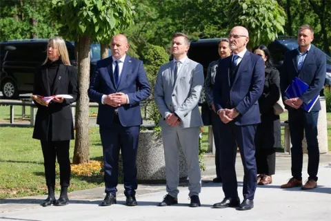Predstavnici Hrvatske preuzeli su u srijedu na graničnom prijelazu Macelj posmrtne ostatke 500 hrvatskih žrtava iz vremena nakon zavr&scaron;etka Drugog svjetskog rata, koje je Slovenija predala u sklopu prvog međudržavnog protokola primopredaje.