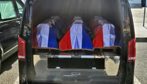 Macelj, 13.05.2026. - Hrvatska je u srijedu na Graničnom prijelazu Macelj preuzela posmrtne ostatke 500 hrvatskih žrtava Drugog svjetskog rata i poslijeratnog razdoblja, koje je Slovenija predala u sklopu prvog međudržavnog protokola primopredaje. Potpredsjednik Vlade i ministar hrvatskih branitelja Tomo Medved poručio je da je riječ o humanitarnom i civilizacijskom činu kojim se nakon 80 godina žrtvama osigurava dostojanstven ukop. foto HINA/ Sini&scaron;a KALAJDŽIJA/ ml